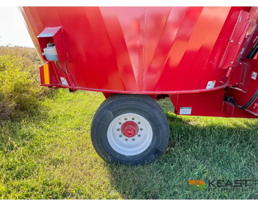 Meyer F510 Pro Feed Wagon 570 Cu Ft Capacity 4’ Conveyor 640XL Scale Feed Wagons