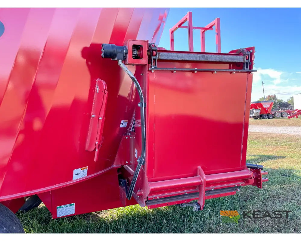 Meyer F510 Pro Feed Wagon 570 Cu Ft Capacity 4’ Conveyor 640XL Scale Feed Wagons