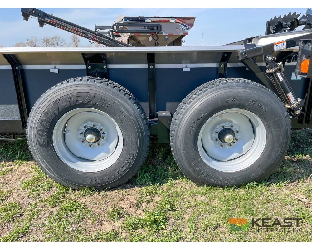 Meyers M350 Manure Spreader 162 Cu Ft Capacity Struck Poly Floor Horizontal Beaters Manure Spreaders