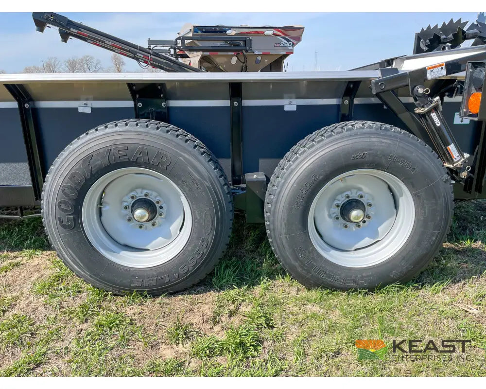 Meyers M350 Manure Spreader 162 Cu Ft Capacity Struck Poly Floor Horizontal Beaters Manure Spreaders