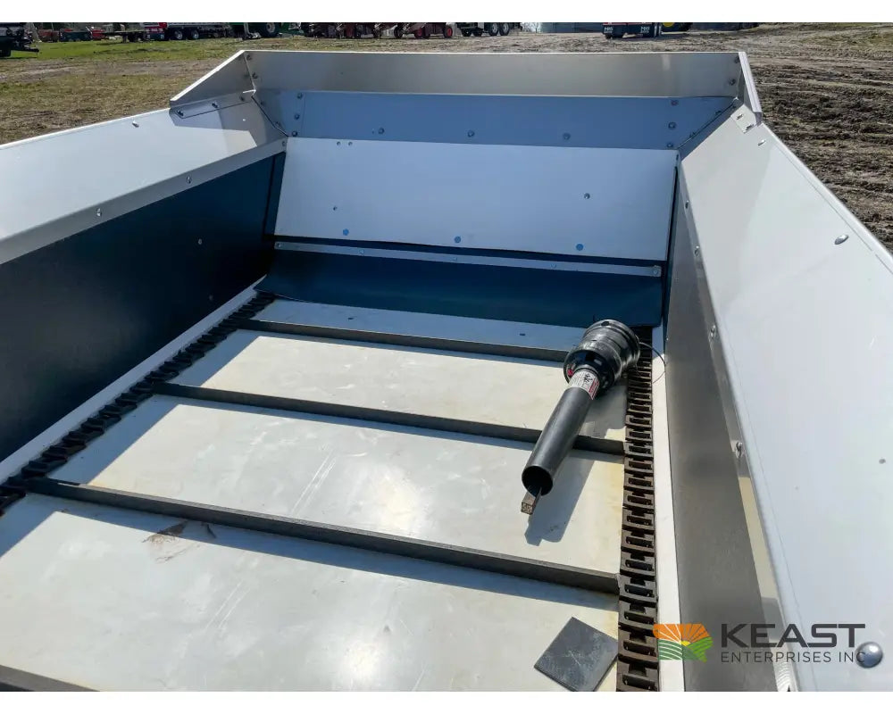Meyers M350 Manure Spreader 162 Cu Ft Capacity Struck Poly Floor Horizontal Beaters Manure Spreaders