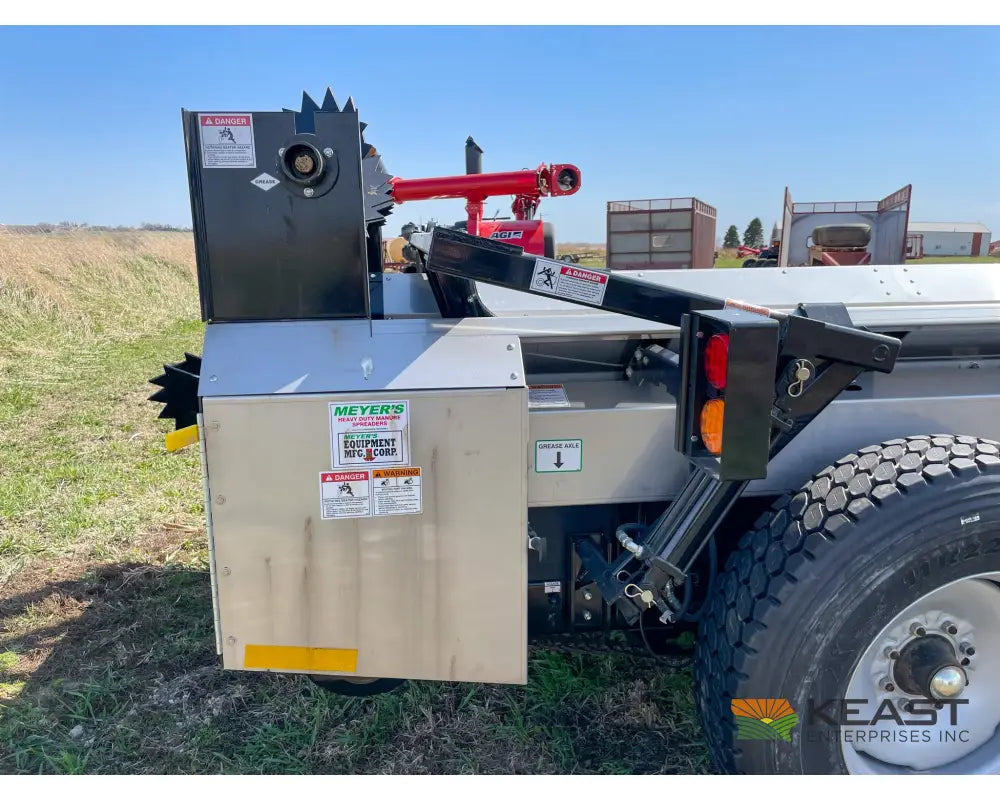 Meyers M350 Manure Spreader 162 Cu Ft Capacity Struck Poly Floor Horizontal Beaters Manure Spreaders