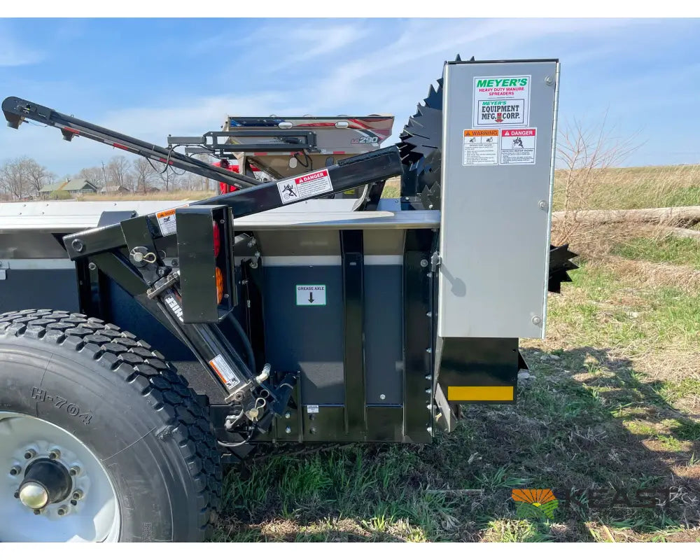 Meyers M350 Manure Spreader 162 Cu Ft Capacity Struck Poly Floor Horizontal Beaters Manure Spreaders