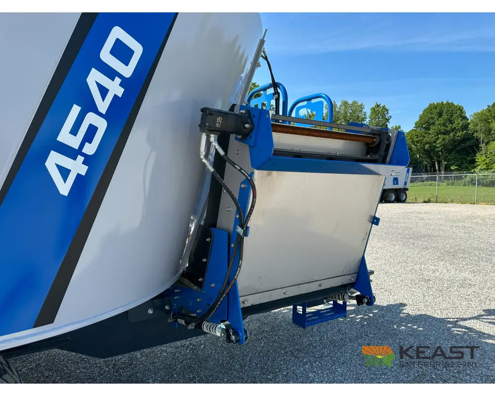 Penta 4540 Feed Wagon - 437 Cu Ft Capacity 3’ Conveyor EZ2800 Scale Feed Wagons