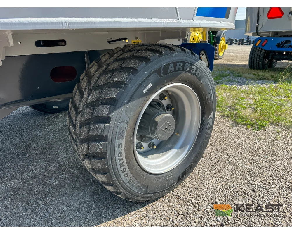 Penta 5240 Feed Wagon 523 Cu Ft Capacity 3’ Conveyor EZ2800 Scale - Feed Wagons