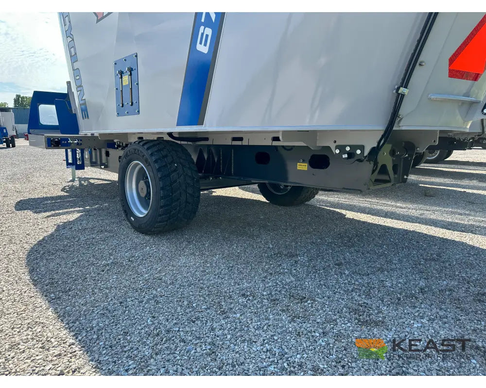 Penta 6740 Feed Wagon 650 Cu Ft Capacity 3’ Conveyor EZ2800 Scale - Feed Wagons