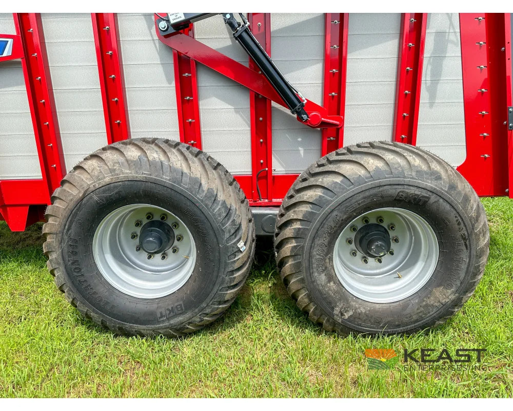 Hagedorn 5440 Manure Spreader 684 Cu Ft Heaped Capacity 500/50R22.5 Tires Manure Spreaders