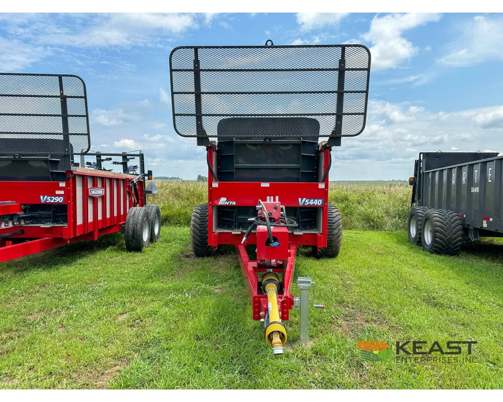 Hagedorn 5440 Manure Spreader 684 Cu Ft Heaped Capacity 500/50R22.5 Tires Manure Spreaders
