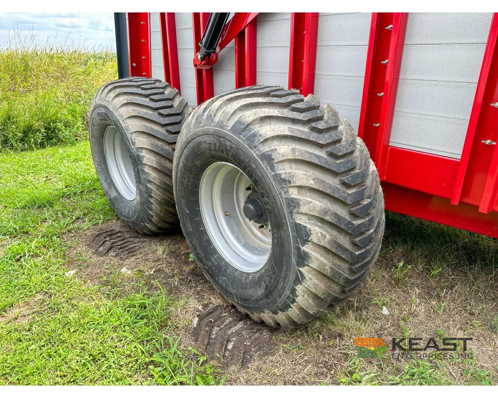Hagedorn 5440 Manure Spreader 684 Cu Ft Heaped Capacity 500/50R22.5 Tires Manure Spreaders