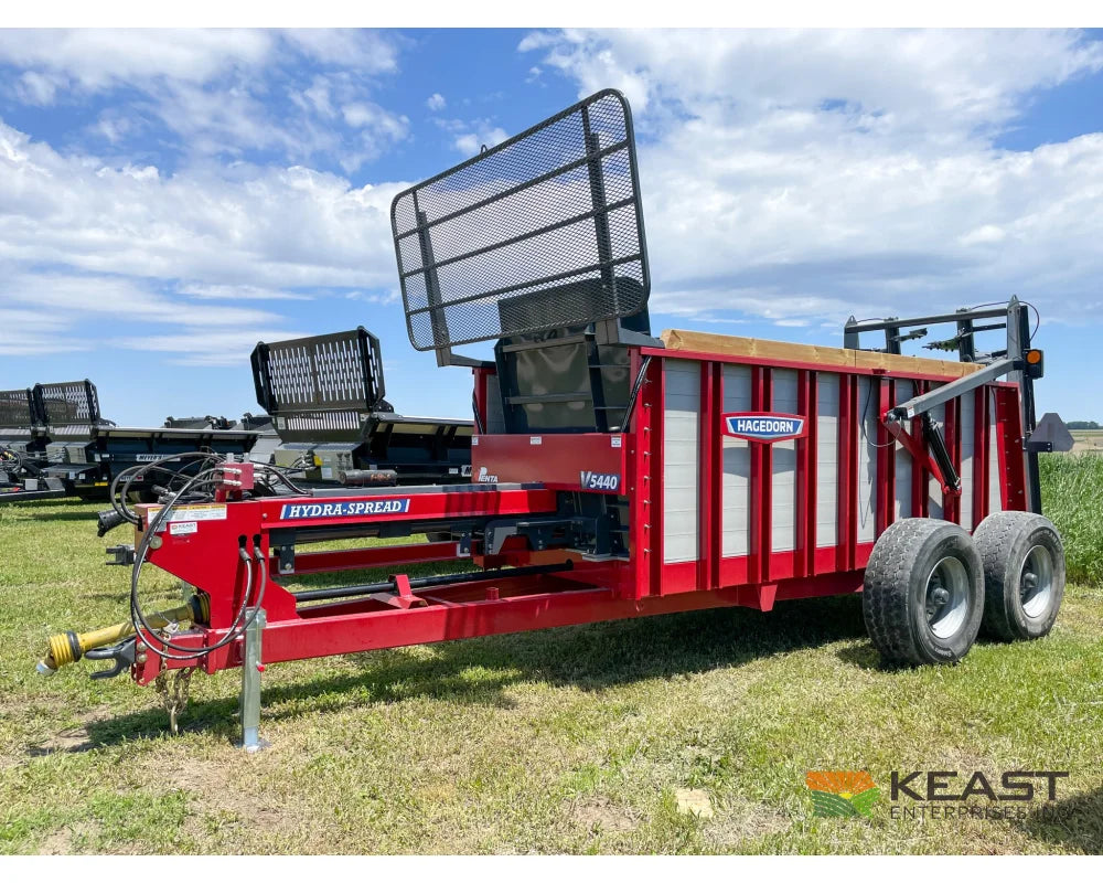 Prior-generation Hagedorn 5440 manure spreader shown for reference on the V 475 listing