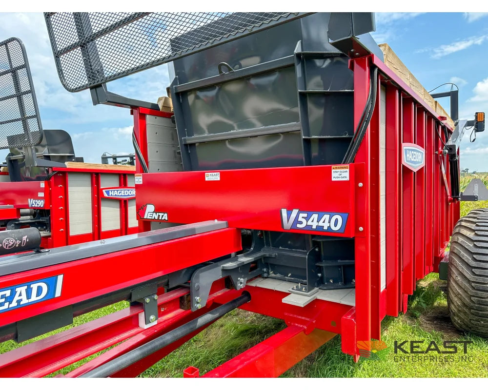 Hagedorn 5440 Manure Spreader 684 Cu Ft Heaped Capacity 500/50R22.5 Tires Manure Spreaders