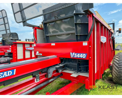 Hagedorn 5440 Manure Spreader 684 Cu Ft Heaped Capacity 500/50R22.5 Tires Manure Spreaders