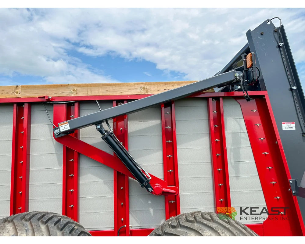 Hagedorn 5440 Manure Spreader 684 Cu Ft Heaped Capacity 500/50R22.5 Tires Manure Spreaders