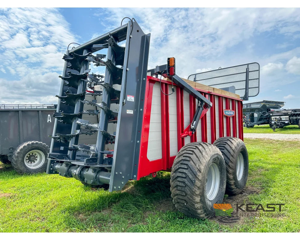 Hagedorn 5440 Manure Spreader 684 Cu Ft Heaped Capacity 500/50R22.5 Tires Manure Spreaders