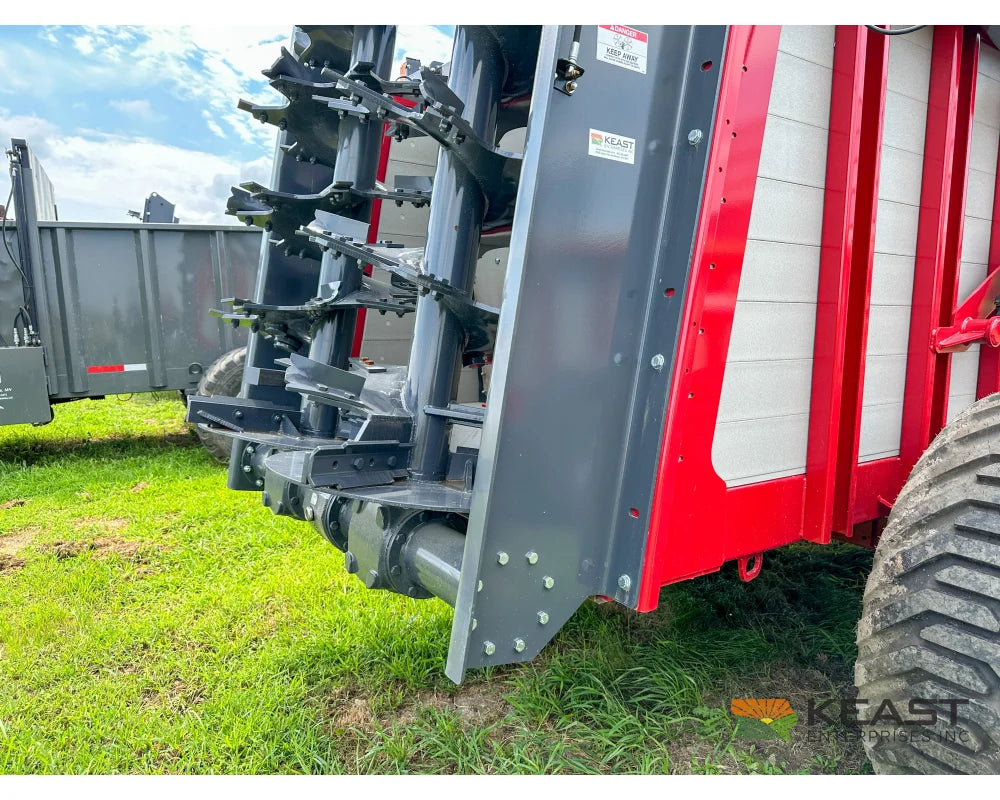 Hagedorn 5440 Manure Spreader 684 Cu Ft Heaped Capacity 500/50R22.5 Tires Manure Spreaders