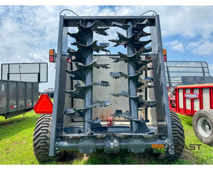 Hagedorn 5440 Manure Spreader 684 Cu Ft Heaped Capacity 500/50R22.5 Tires Manure Spreaders