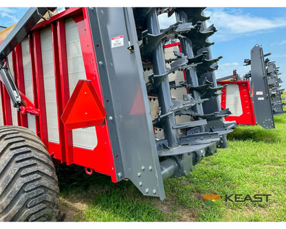 Hagedorn 5440 Manure Spreader 684 Cu Ft Heaped Capacity 500/50R22.5 Tires Manure Spreaders